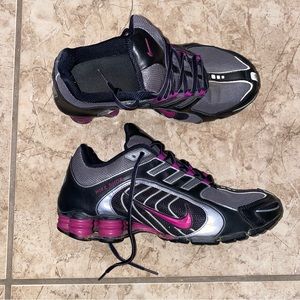 Nike Womens Shox Navina, Black/Silver/Magenta
Size: Women’s US 9, EU 40.5